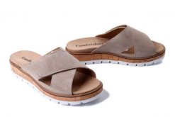 COMFORTABEL 700673-08 beige, klapki damskie. Brązowe klapki damskie Comfortabel, bez wzorów, bez obcasa, bez zapięcia. Za 309.90 zł.