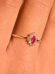 OR ÉCLAT Złoty pierścionek "Vera" z cyrkoniami i rubinem rozmiar: 50. Żółte pierścionki damskie Or Éclat, z cyrkonią, złote. Za 652.99 zł.