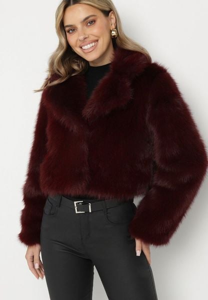Bordowa Futerkowa Kurtka o Krótkim Kroju z Eleganckim Kołnierzem Tazamisa. Czerwone kurtki damskie Born2be, m, bez wzorów, z jeansu, bez kaptura. Za 199.99 zł.