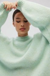 Sweter oversize z bufiastymi rękawami w kolorze FROSTY MINT - RIVERO. Zielone swetry klasyczne damskie Marsala, na lato, z wełny, bez kołnierzyka. Za 249.90 zł.