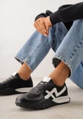 Czarne Sneakersy z Futurystyczną Tłoczoną Podeszwą i Geometrycznym Wzorem Emalorine. Czarne obuwie sportowe damskie Renee, z jeansu, bez zapięcia, trekkingowe. Za 69.99 zł.