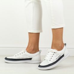 Białe skórzane półbuty damskie Jezzi 4636. Białe półbuty damskie Jezzi, na jesień, bez wzorów, ze skóry, bez obcasa, bez zapięcia. Za 209.00 zł.