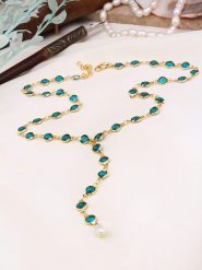 Pierres de Jade Pozłacany naszyjnik z elementami ozdobnymi - dł. 55 cm rozmiar: onesize. Niebieskie naszyjniki damskie Pierres de Jade, z kryształem, pozłacane. Za 91.56 zł.