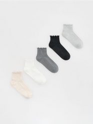 Bawełniane skarpetki 5 pack - jasnoszary. Szare skarpetki damskie Reserved, bez wzorów, z bawełny. W wyprzedaży za 29.99 zł.