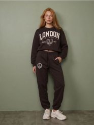 Bluza crewneck z napisem London - brązowy. Brązowe bluzy damskie Sinsay, l, bez wzorów, bez kaptura. Za 39.99 zł.