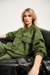 Bluza z dużymi kieszeniami i wiązaniem w pasie khaki. Brązowe bluzy damskie MOODO, m, bez wzorów, bez kaptura. W wyprzedaży za 35.99 zł.