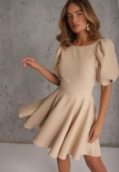 Beżowa Elegancka Sukienka z Bufiastymi Rękawami Odkrytymi Plecami i Wiązaniem Haritte. Brązowe sukienki damskie Renee, bez wzorów, eleganckie, bez ramiączek. Za 249.99 zł.