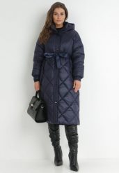 Granatowa Kurtka za Kolano Pikowana z Wiązanym Paskiem Claze. Niebieskie kurtki damskie Born2be, na zimę, l, bez wzorów, z materiału, bez kaptura. Za 199.99 zł.