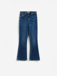 Jeansy flare z krótszą nogawką - granatowy. Niebieskie jeansy damskie Reserved. Za 129.99 zł.