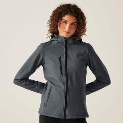 Damska 3-warstwowa kurtka softshell z kapturem Venturer z nadrukiem. Szare kurtki damskie Regatta, na zimę, bez wzorów, z softshellu, z kapturem. Za 269.99 zł.