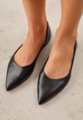 Czarne Balerinki ze Szpiczastymi Noskami w Eleganckim Stylu Lagenaria. Czarne balerinki damskie Renee, bez wzorów, z jeansu, ze szpiczastym noskiem. Za 59.99 zł.