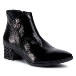 Botki Lasocki. Czarne botki damskie Lasocki, bez obcasa, na słupku, bez zapięcia. Za 134.99 zł.