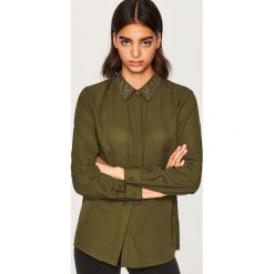 Koszula z ozdobnym kołnierzem - Khaki. Brązowe koszule damskie Reserved. W wyprzedaży za 39.99 zł.