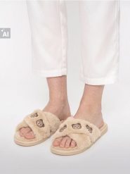 Pluszowe kapcie z haftem w misie - brązowy. Brązowe kapcie damskie Sinsay. Za 25.99 zł.