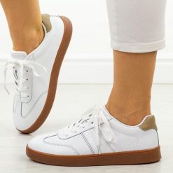 Białe skórzane półbuty damskie Sergio Leone Sp112. Białe półbuty damskie Sergio Leone, na lato, bez wzorów, z jeansu, z okrągłym noskiem, bez obcasa, bez zapięcia. Za 199.00 zł.