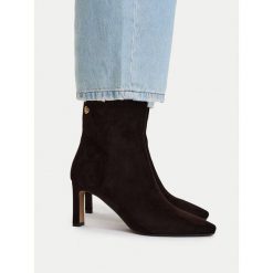 Botki Nine West. Brązowe botki damskie Nine West, bez obcasa, na słupku, bez zapięcia. Za 329.99 zł.