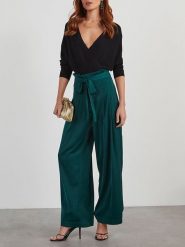 Milan Kiss Spodnie w kolorze zielonym rozmiar: L. Zielone spodnie materiałowe damskie Milan Kiss, bez wzorów, z materiału. Za 160.96 zł.