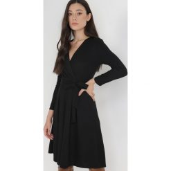 Czarna Sukienka Therinore. Czarne sukienki damskie Born2be, bez wzorów, z bawełny, eleganckie, bez ramiączek. W wyprzedaży za 161.49 zł.