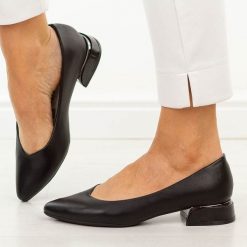 Czarne czółenka damskie na obcasie Vinceza 62280. Czarne czółenka damskie VINCEZA, bez wzorów, ze skóry, bez obcasa, na obcasie. Za 169.00 zł.