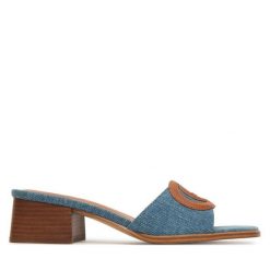 Klapki Guess. Niebieskie klapki damskie Guess, z aplikacjami, bez obcasa, bez zapięcia. Za 296.99 zł.