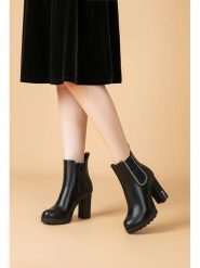 Foreverfolie Botki w kolorze czarnym rozmiar: 40. Czarne botki damskie Foreverfolie, eleganckie, bez obcasa, bez zapięcia. Za 130.99 zł.