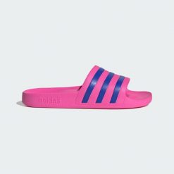 Klapki adilette Aqua. Czerwone klapki damskie Adidas, bez wzorów, bez obcasa, bez zapięcia. Za 99.95 zł.