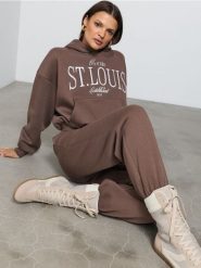 Spodnie dresowe loose jogger - brązowy. Brązowe spodnie sportowe damskie Sinsay, l, bez wzorów, z dresówki. Za 29.99 zł.
