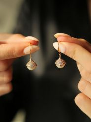 Pierres delicates Pozłacane kolczyki z perłami i cyrkoniami rozmiar: onesize. Białe kolczyki damskie Pierres delicates, z cyrkonią, pozłacane, z zapięciem typu bigiel. Za 65.54 zł.