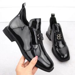 Skórzane botki damskie lakierowane z ozdobą czarne Filippo DBT4763. Czarne botki damskie Filippo, z lakierowanej skóry, eleganckie, bez obcasa, bez zapięcia. Za 197.99 zł.