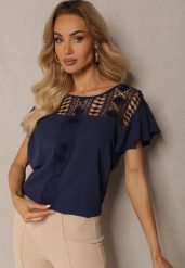 Granatowa Bluzka z Falbankami Wokół Ramion i Ażurową Koronką Przy Dekolcie Dastisa. Niebieskie bluzki damskie Renee, l, w ażurowe wzory, z koronki, casualowe, bez kołnierzyka, bez ramiączek. Za 54.99 zł.
