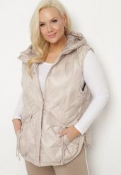Beżowa Kamizelka Pikowana z Ozdobnymi Kieszonkami z Kapturem Embia. Brązowe kamizelki damskie Born2be, na jesień, plus size, bez wzorów, z jeansu, z kapturem. Za 179.99 zł.