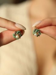 Pierres delicates Pozłacane kolczyki-wkrętki z perłami i turkusami rozmiar: onesize. Białe kolczyki damskie Pierres delicates, z perłą, pozłacane. Za 52.99 zł.