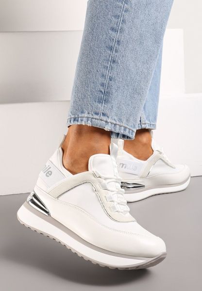 Białe Sneakersy na Ukrytym Koturnie z Metaliczną Blaszką i Napisem Yenavra. Białe obuwie sportowe damskie Born2be, bez zapięcia, trekkingowe. Za 94.99 zł.