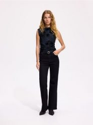 Jeansy flare comfort - czarny. Czarne jeansy damskie Reserved. Za 119.99 zł.