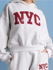 Bluza z napisem - Inny. Bluzy damskie Sinsay, l, bez wzorów, bez kaptura. W wyprzedaży za 24.99 zł.
