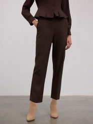 BGN Spodnie w kolorze brązowym rozmiar: 40. Brązowe spodnie materiałowe damskie BGN, bez wzorów, z materiału. Za 136.45 zł.