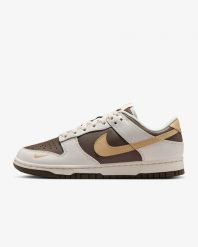 Sneakersy damskie Nike Dunk Low. Brązowe obuwie sportowe damskie Nike, bez zapięcia. Za 419.99 zł.