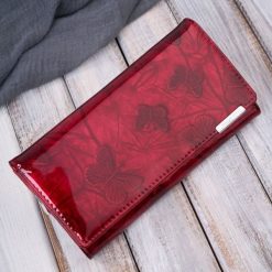 Portfel damski skórzany lakierowany czerwony ze wzorem w motyle SP-16-RDM. Czerwone portfele damskie Jennifer Jones, bez wzorów, z lakierowanej skóry. Za 99.00 zł.