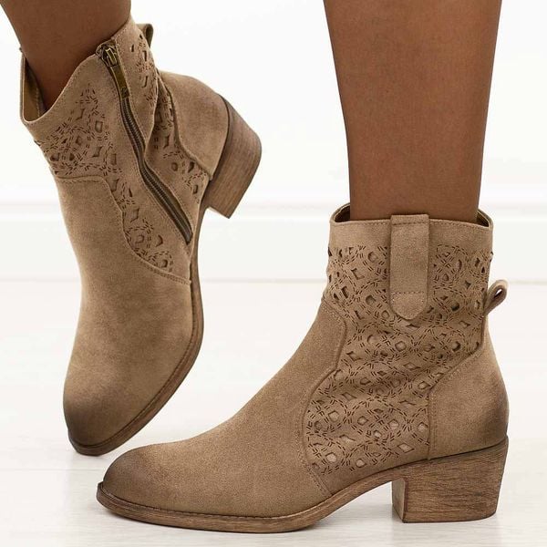 Beżowe zamszowe botki damskie Potocki 12747. Brązowe botki damskie POTOCKI, na jesień, z jeansu, boho, bez obcasa, na obcasie, bez zapięcia. W wyprzedaży za 188.34 zł.