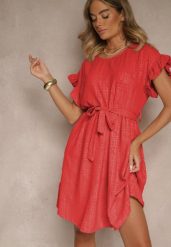 Czerwona Sukienka z Paskiem i Falbankami przy Rękawach Folunelle. Czerwone sukienki damskie Renee, bez wzorów, eleganckie, bez ramiączek. W wyprzedaży za 67.99 zł.