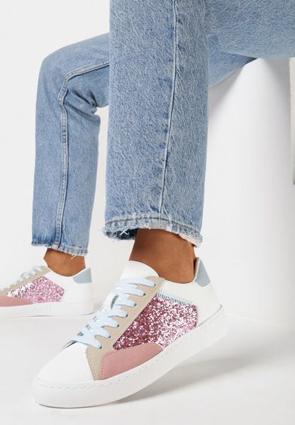 Biało-Różowe Kolorowe Sneakersy z Brokatową Wstawką i Sznurowaniem Livora. Białe obuwie sportowe damskie Born2be, bez zapięcia, tenisowe. Za 49.99 zł.