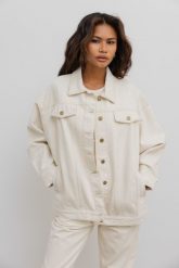 Kurtka jeansowa oversize w kolorze beżowym - BOWIE BEIGE DENIM JACKET. Brązowe kurtki damskie Marsala, bez wzorów, z denimu, bez kaptura. Za 499.90 zł.