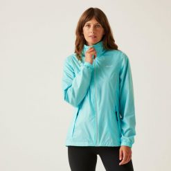 Damska kurtka trekkingowa przeciwdeszczowa Corinne IV. Czerwone kurtki damskie Regatta, bez wzorów, z softshellu, bez kaptura. W wyprzedaży za 229.99 zł.