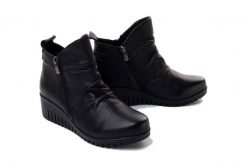 COMFORTABEL 960232-01 schwarz, botki damskie. Czarne botki damskie Comfortabel, na zimę, bez obcasa, na koturnie, bez zapięcia. Za 419.90 zł.