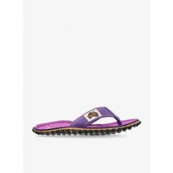 Japonki damskie Gumbies Islander Canvas Flip-Flops. Fioletowe klapki damskie Gumbies, bez wzorów, bez obcasa, bez zapięcia. Za 79.99 zł.