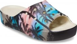 Klapki Dla Dorosłych Crocs Classic Platform Retro Resort Slide. Czarne klapki damskie Crocs, bez wzorów, z materiału, bez obcasa, bez zapięcia. Za 119.99 zł.