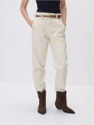 Jeansy paperbag z dłuższą nogawką - beżowy. Brązowe jeansy damskie Reserved. Za 139.99 zł.