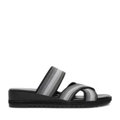 Klapki Go Soft. Czarne klapki damskie GO SOFT, bez wzorów, bez obcasa, bez zapięcia. Za 119.99 zł.