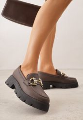 Brązowe Mokasyny na Grubej Tłoczonej Podeszwie z Metaliczną Klamrą i Cyrkoniami Renisea. Brązowe mokasyny damskie Born2be, z jeansu, bez obcasa. Za 89.99 zł.