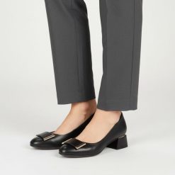 Czółenka damskie Armodo, cholewka skóra naturalna gładka klasyczny fason stabilny obcas metalowa ozdoba z przodu jednolita forma miękkie wykończenie. Czarne czółenka damskie Armodo, z aplikacjami, ze skóry, bez obcasa, na obcasie. Za 379.00 zł.